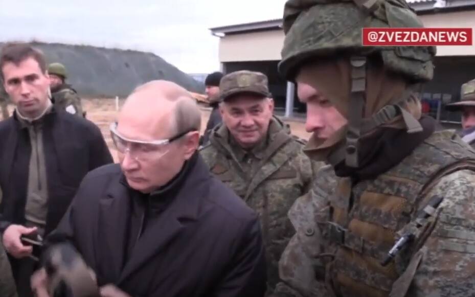 Putin Imbraccia Un Fucile E Spara Durante Una Visita A Un Poligono 