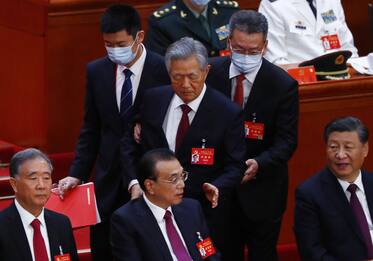 Cina, ex presidente Hu Jintao portato fuori dal Congresso Pcc. VIDEO
