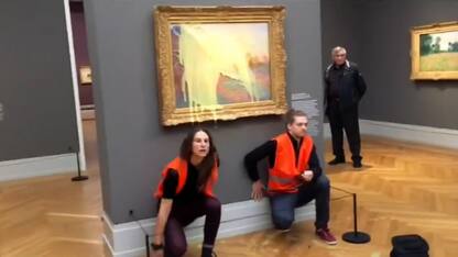 Germania, purè di patate contro un quadro di Monet al Museo Barberini
