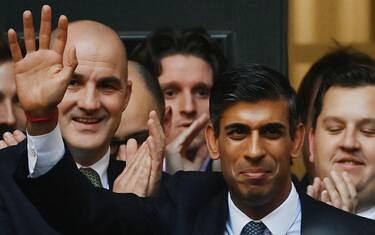 epa10263107 Former British Chancellor of the Exchequer Rishi Sunak (C) is surrounded by well wishers as he arrives at the Conservative Central Office after it was announced by the Chair of the 1922 Committee that he will become the new leader of the Conservative party in London, Britain, 24 October 2022. Sunak will succeed Liz Truss as prime minister, after rival candidate Mordaunt withdrew from the party leadership contest.  EPA/ANDY RAIN