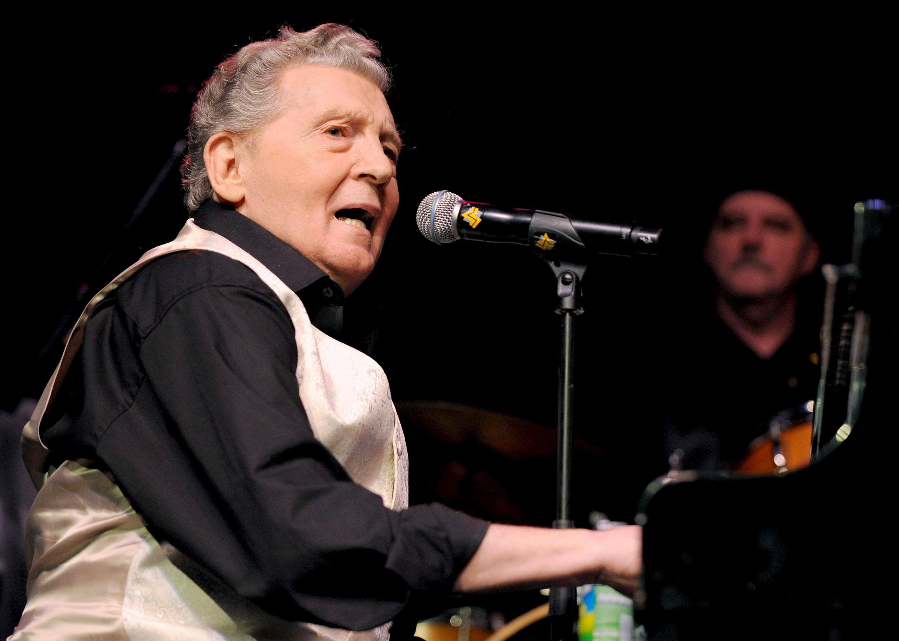 epa01558102 US singer Jerry Lee Lewis performs during a joint concert with fellow musician Chuck Berry (not in the picture) in Mannheim, Germany 22 November 2008. The two legends of rock 'n' roll performed their only joint concert in Germany on the stage of Mannheim's SAP Arena.  EPA/RONALD WITTEK