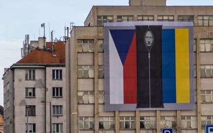 Praga, Putin come un cadavere su facciata del ministero dell’Interno