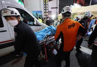 epa10273600 Rescuers move a victim, after about 50 people fell into cardiac arrest from a stampede in Seoul's Itaewon district during Halloween celebrations in Seoul, South Korea, 29 October 2022.  EPA/YONHAP SOUTH KOREA OUT
