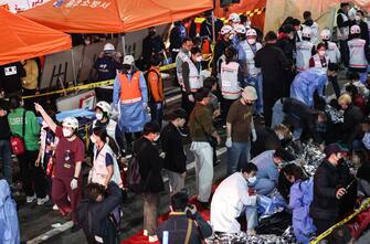 epa10273601 Injured people are being attended to on a street in Seoul's Itaewon district, after about 50 people fell into cardiac arrest from a stampede during Halloween celebrations in Seoul, South Korea, 29 October 2022.  EPA/YONHAP SOUTH KOREA OUT