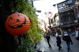 epa10274758 A halloween pumpkin hangs at the street where a deadly stampede took place the previous day in Seoul, South Korea, 30 October 2022. According to the National Fire Agency, at least 151 people were killed and 82 were injured in the stampede on 29 October as a large crowd came to celebrate Halloween.  EPA/JEON HEON-KYUN