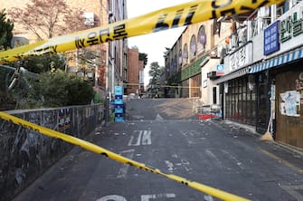 epaselect epa10274542 An alley in the Itaewon district is cordoned off with yellow tape after a stampede during Halloween celebrations, in Seoul, South Korea, 30 October 2022. According to the National Fire Agency, 151 people were killed and 82 were injured in the stampede on 29 October as a large crowd came to celebrate Halloween.  EPA / YONHAP SOUTH KOREA OUT