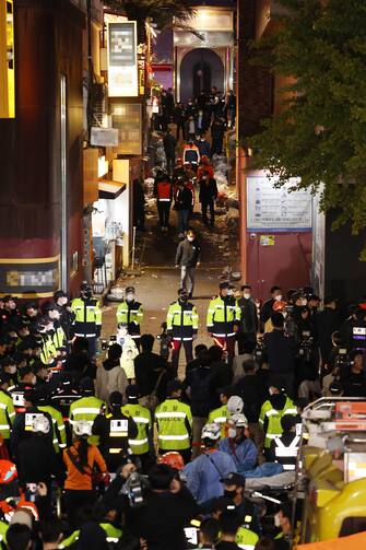 SOUTH KOREA HALLOWEEN PARTY STAMPEDE epa10274549 Emergency personnel work in an alley of the Itaewon district after a stampede during Halloween celebrations, in Seoul, South Korea, 30 October 2022. According to the National Fire Agency, 151 people were killed and 82 were injured in the stampede on 29 October as a large crowd came to celebrate Halloween. EPA/YONHAP SOUTH KOREA OUT