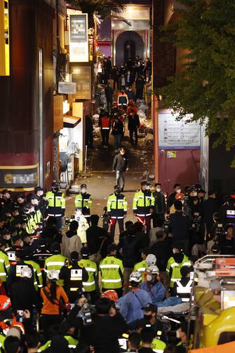 epa10274549 Emergency personnel work in an alley of the Itaewon district after a stampede during Halloween celebrations, in Seoul, South Korea, 30 October 2022. According to the National Fire Agency, 151 people were killed and 82 were injured in the stampede on 29 October as a large crowd came to celebrate Halloween.  EPA/YONHAP SOUTH KOREA OUT