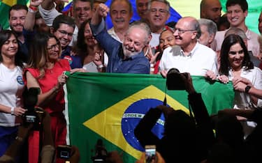epa10276315 Former Brazilian President Luiz Inácio Lula da Silva waves along with his wife Janja (C-L) and his vice-presidential candidate Geraldo Alckmin (C-R), after his victory in the presidential election, in Sao Paulo, Brazil, 30 October 2022. Former President Luiz Inacio Lula da Silva won the second round of the presidential elections in Brazil with 50.83 percent of the vote, against the 49.17 percent obtained by the current president, Jair Bolsonaro, with 98.81 percent of the ballot boxes counted.  EPA/Sebastiao Moreira