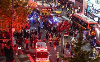 epa10273506 Rescuers move injured people on a street in Seoul's Itaewon area after about 50 people fell into cardiac arrest in a stampede during Halloween parties in Seoul, South KOrea, 29 October 2022.  EPA/YONHAP SOUTH KOREA OUT