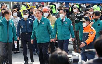 epa10274544 South Korea President Yoon Suk-yeol (C-L) visits the site of a stampede in the Itaewon district that occurred during Halloween celebrations, in Seoul, South Korea, 30 October 2022. According to the National Fire Agency, 151 people were killed and 82 were injured in the stampede on 29 October as a large crowd came to celebrate Halloween.  EPA/YONHAP SOUTH KOREA OUT