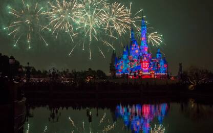 Covid, Disneyland Shanghai chiuso per contagi: visitatori bloccati