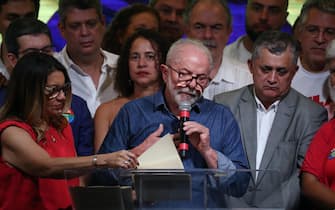 epa10276299 Former Brazilian President Luiz Inácio Lula da Silva (C) delivers a speech along with his wife Janja (L), after his victory in the presidential election, in Sao Paulo, Brazil, 30 October 2022. Former President Luiz Inacio Lula da Silva won the second round of the presidential elections in Brazil with 50.83 percent of the vote, against the 49.17 percent obtained by the current president, Jair Bolsonaro, with 98.81 percent of the ballot boxes counted.  EPA/Sebastiao Moreira