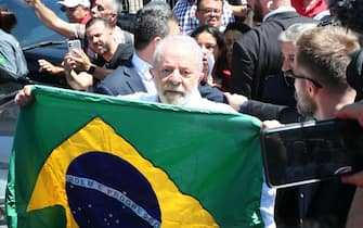 epa10275104 Former Brazilian president and presidential candidate Luiz Inacio Lula da Silva greets supporters during his departure after voting in the second round of the presidential elections in Sao Bernardo do Campo, Sao Paulo, Brazil, 30 October 2022. Brazilians headed to polling stations on 30 October to decide between former President Luiz Inacio Lula da Silva or his rival, current President Jair Bolsonaro, as head of State for the 2022-2026 period.  EPA/Antonio Lacerda