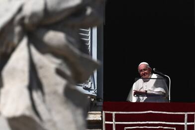Il Papa all’Angelus: “La pace non è mai violenta, non è mai armata”