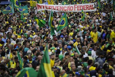 Brasile, crescono le proteste dei sostenitori di Bolsonaro. FOTO