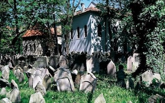 CZECH REPUBLIC - NOVEMBER 10: Old Jewish cemetery, 1439, Jewish quarter (Josefov), historical center of Prague (UNESCO World Heritage, 1992).  Czech Republic, 15th century.  (Photo by DeAgostini / Getty Images)
