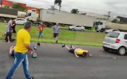 Brasile, auto travolge sostenitori di Bolsonaro durante blocchi strada