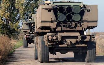 epa10273540 A High Mobility Artillery Rocket System (HIMARS) moves at the northern Kherson region, Ukraine, 29 October 2022. Russian troops on 24 February entered Ukrainian territory, starting a conflict that has provoked destruction and a humanitarian crisis.  EPA / HANNIBAL HANSCHKE