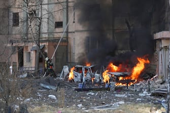 <p class="MsoNormal" style="text-align:justify"><o:p></o:p></p>Giorno 25: Edifici colpiti da missili russi a Kiev - Ukrainian firefighters and security teams at the scene of a building hit by Russian missiles in Kyiv (Kiev), Ukraine, 20 March 2022. On 24 February Russian troops had entered Ukrainian territory in what the Russian president declared a 'special military operation', resulting in fighting and destruction in the country, a huge flow of refugees, and multiple sanctions against Russia.  EPA/ATEF SAFADI