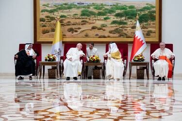 SAKHIR, BAHRAIN - NOVEMBER 03: King of Bahrain Hamad bin Isa Al Khalifa (2nd R) With Pope Francis on his right and Prime Minister Salman Bin Hamad AL Khalifa at the Sakhir Royal Palace on November 3, 2022 in Sakhir, Bahrain. (Photo by Loredana Mantello/Getty Images)