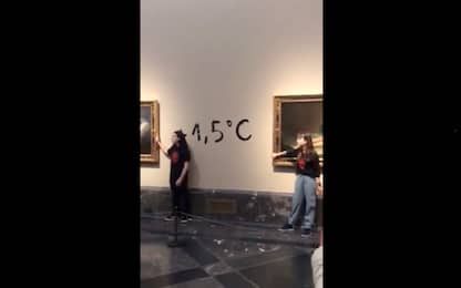 Madrid, al Prado eco-attiviste incollano le mani a due quadri di Goya