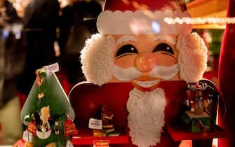 10 December 2019, Berlin: A Santa Claus figure can be seen in a shop window at the Christmas market at Breitscheidplatz.  December 19 is the third anniversary of the attack on the Christmas market at Breitscheidplatz.  A total of 12 people died.  Photo: Christoph Soeder / dpa