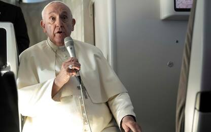Papa torna dal Bahrein. Sui migranti: Ue non lasci Italia sola