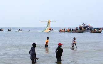epa10289971 Rescue operations underway after a plane carrying 43 people crashed into Lake Victoria in Tanzania in bad weather shortly before scheduled landing in Bukoba, 06 November 2022. Twenty-six people have been rescued so far, according to Tanzanian officials.  EPA / STR