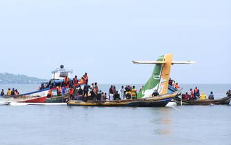 epa10289968 Rescue operations underway after a plane carrying 43 people crashed into Lake Victoria in Tanzania in bad weather shortly before scheduled landing in Bukoba, 06 November 2022. Twenty-six people have been rescued so far, according to Tanzanian officials.  EPA / STR