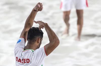  Iran, nazionale di Beach Soccer esulta mimando il taglio di capelli