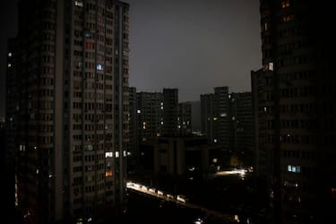 KYIV, UKRAINE - NOVEMBER 06: Cars drive between apartment blocks in near total darkness during a scheduled power cut on the left bank of the River Dnipro November 06, 2022 in Kyiv, Ukraine. Electricity and heating outages across Ukraine caused by missile and drone strikes to energy infrastructure have added urgency preparations for winter. (Photo by Ed Ram/Getty Images)