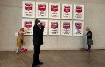 Attivisti clima si incollano a quadro Warhol a Canberra