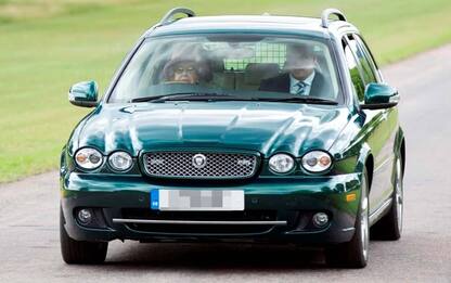 Regina Elisabetta, la sua Jaguar verrà messa all'asta il 26 novembre