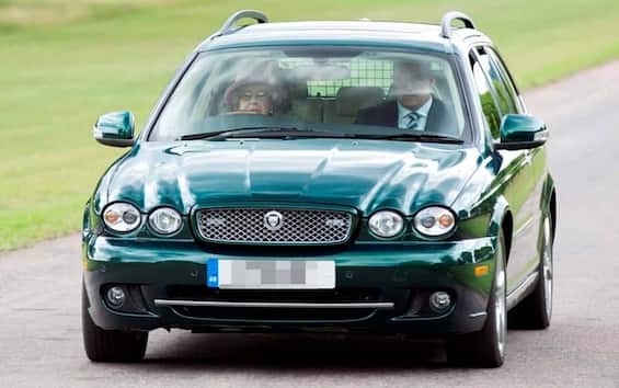Queen Elizabeth, her Jaguar will be auctioned on November 26th