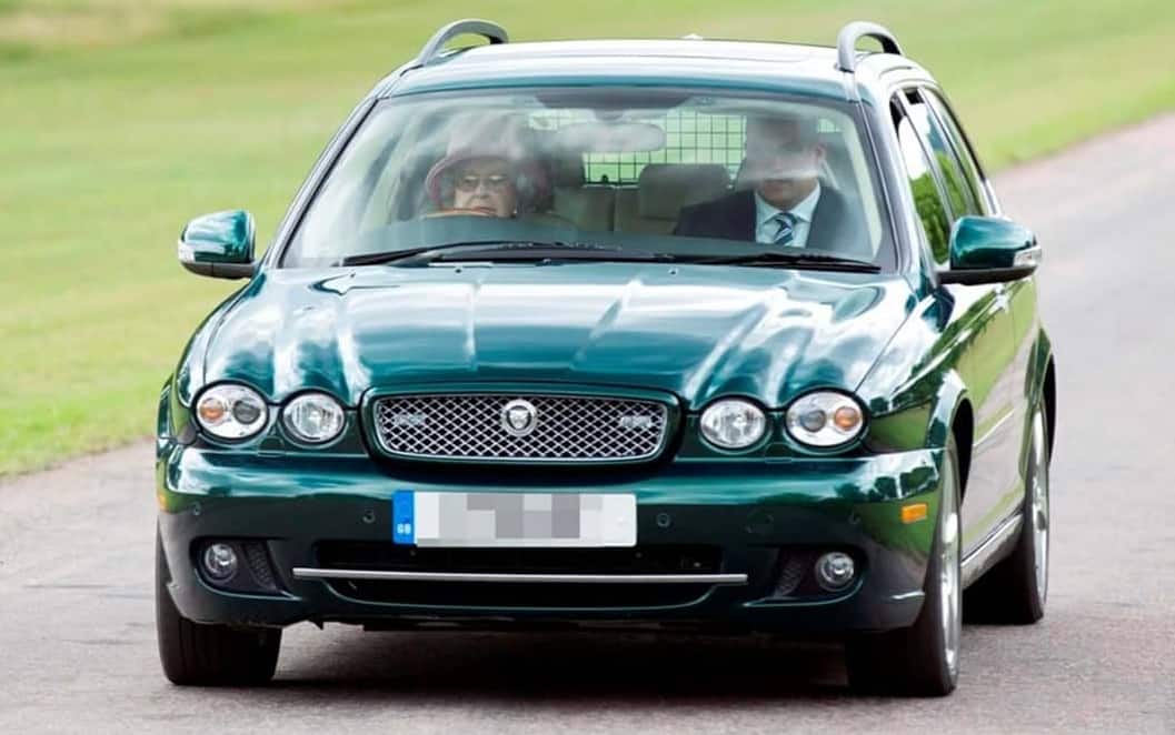 La Jaguar guidata dalla regina Elisabetta II