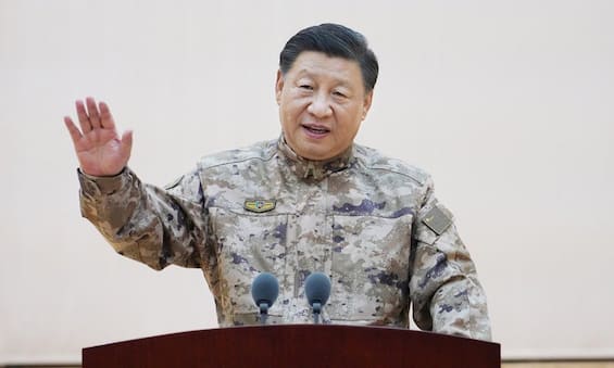 China, Xi Jinping in camouflage visits the army: “Increase military capabilities”. PHOTO