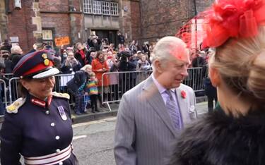 Il frame mostra un momento del lancio di uova da parte di un uomo verso Re Carlo d'Inghilterra, Londra, 9 Novembre 2022. ANSA/BBC