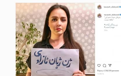 Iran, la famosa attrice Taraneh Alidoosti posa senza velo