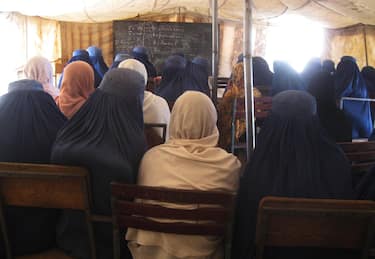 Donne arabe all'università. Nella foto studentesse arabe durante una lezione all'università per ragazze di Nangarhar (Afghanistan).