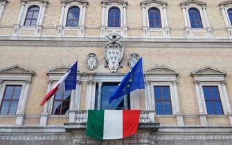 L'Ambasciata di Francia in Italia, in segno di solidarietà per l'emergenza coronavirus, ha aggiunto la bandiera italiana a quelle francese ed europea sulla facciata di Palazzo Farnese, Roma, 25 marzo 2020. E' la prima volta che la sede dell'Ambasciata francese a Roma espone la bandiera italiana.
ANSA/ UFFICIO STAMPA AMBASCIATA DI FRANCIA IN ITALIA
+++ ANSA PROVIDES ACCESS TO THIS HANDOUT PHOTO TO BE USED SOLELY TO ILLUSTRATE NEWS REPORTING OR COMMENTARY ON THE FACTS OR EVENTS DEPICTED IN THIS IMAGE; NO ARCHIVING; NO LICENSING +++