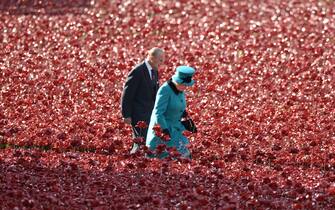 Image ©Licensed to i-Images Picture Agency. 16/10/2014. London, . HM The Queen and The Duke of Edinburgh visit the Blood Swept Lands and Seas of Red display at the Tower of London. Picture by Andrew Parsons / i-ImagesLaPresseOnly Italy