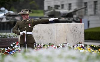 epa10299002 A member of the Catafalque Party takes up position at the Stone of Remembrance during a Remembrance Day 2022 Ceremony at Captain Reg Saunders Courtyard, in Canberra, Australia, 11 November 2022.  EPA/LUKAS COCH   AUSTRALIA AND NEW ZEALAND OUT