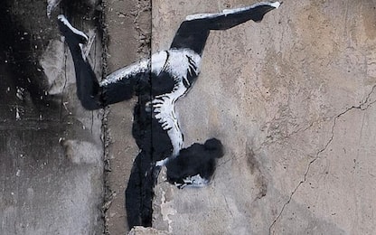 Ucraina, opera di Banksy su rovine grattacielo di Borodyanka
