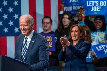 epaselect epa10298964 US President Joe Biden, with Vice President Kamala Harris, delivers remarks during a DNC post election event at the Howard Theater in Washington, DC, USA, 10 November 2022. Following the midterm elections President Biden said he will invite congressional leaders from both parties to the White House and that he is prepared to work with his Republican colleagues.  EPA/SHAWN THEW