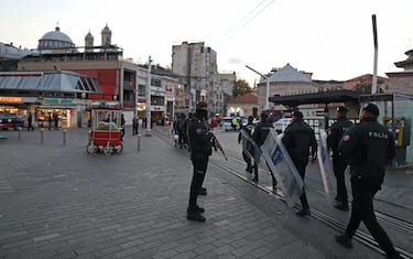 epa10303687 Turkish policemen try to secure the area after an explosion at Istiklal Street in Istanbul, Turkey 13 November 2022. According to governor Ali Yerlikaya, 4 people were killed and at least 38 people wounded in an explosion that occurred at roughly 4.20 p.m. local time. Emergency personnel were dispatched to the incident.  EPA/ERDEM SAHIN