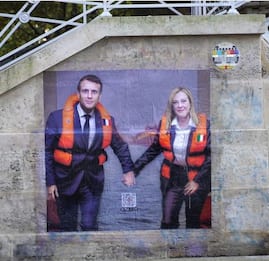 Migranti, Macron e Meloni per mano: il murales di Ozmo a Parigi