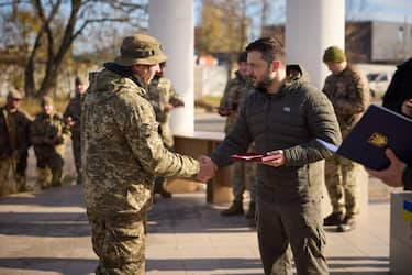 Il presidente ucraino Volodymyr Zelenskiy ha pubblicato sul suo profilo Telegram una serie di immagini della sua visita questa mattina a sorpresa a Kherson dopo che le forze russe hanno lasciato la città. E le fotografie sono accompagnate dal semplice messaggio 'Kherson-Ucraina', in inglese e in ucraino. +++ TELEGRAM/ZELENSKY +++ NO SALES, EDITORIAL USE ONLY +++ NPK +++