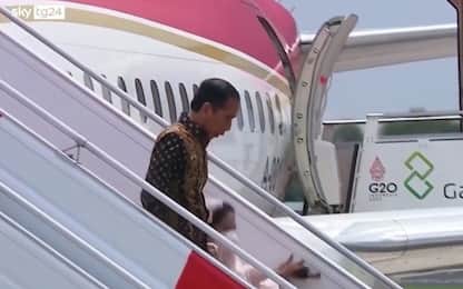G20 Bali, la first lady indonesiana scivola sulla scaletta dell'aereo