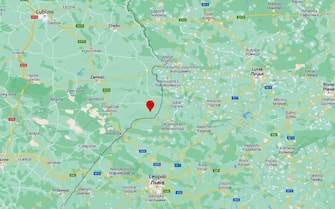 I vigili del fuoco del villaggio polacco di Przewodow, nel comune di Do?hobyczów, 10 km dal confine con l'Ucraina, hanno confermato che due persone sono morte a seguito di due esplosioni che hanno colpito un sito dove si essiccano i cereali. Testimoni citati dal giornale dicono di aver udito due esplosioni. I vigili stanno "cercando di stabilire con esattezza le cause e le circostanze dell'incidente", ha detto un loro portavoce. L'intera zona è stata isolata.
GOOGLE MAPS
+++EDITORIAL USE ONLY - NO SALES+++
